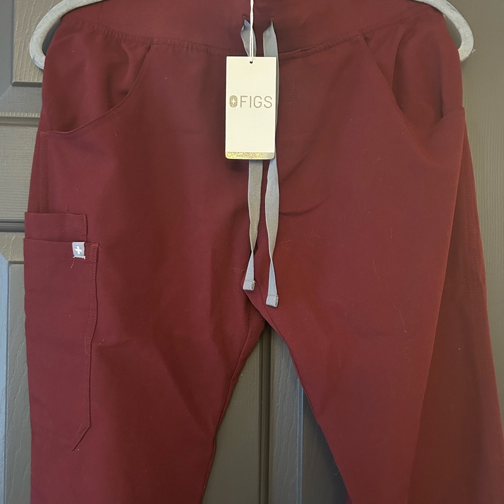 Figs Women’s Burgundy Kade Cargo Scrub pants. Petite small